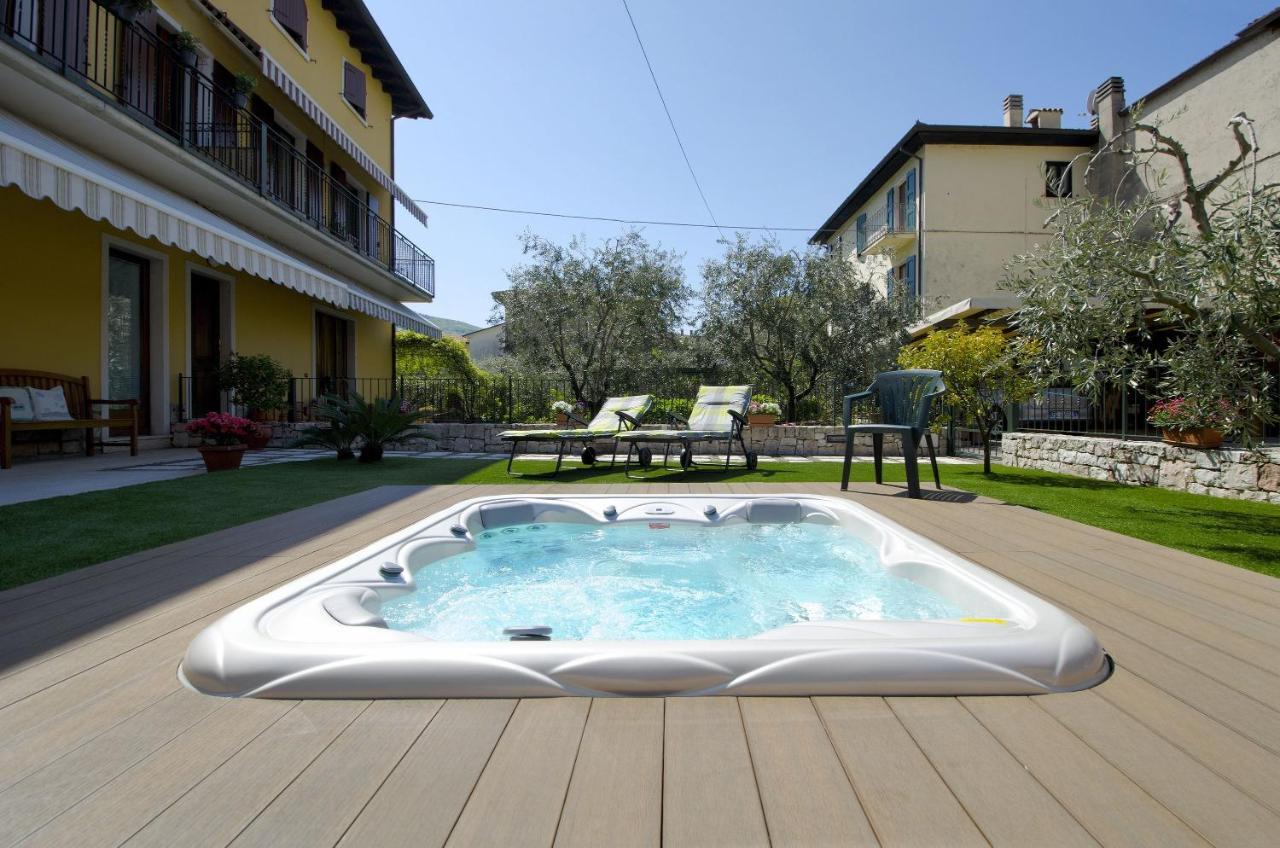 Accogliente Apt Al Centro Con Giardino E Jacuzzi Apartment Torri Del Benaco Exterior photo